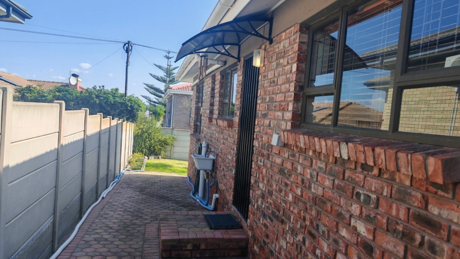 3 Bedroom Property for Sale in Fraaiuitsig Western Cape